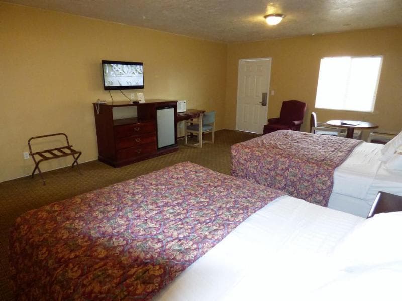 Economy Inn & Suites photo 1