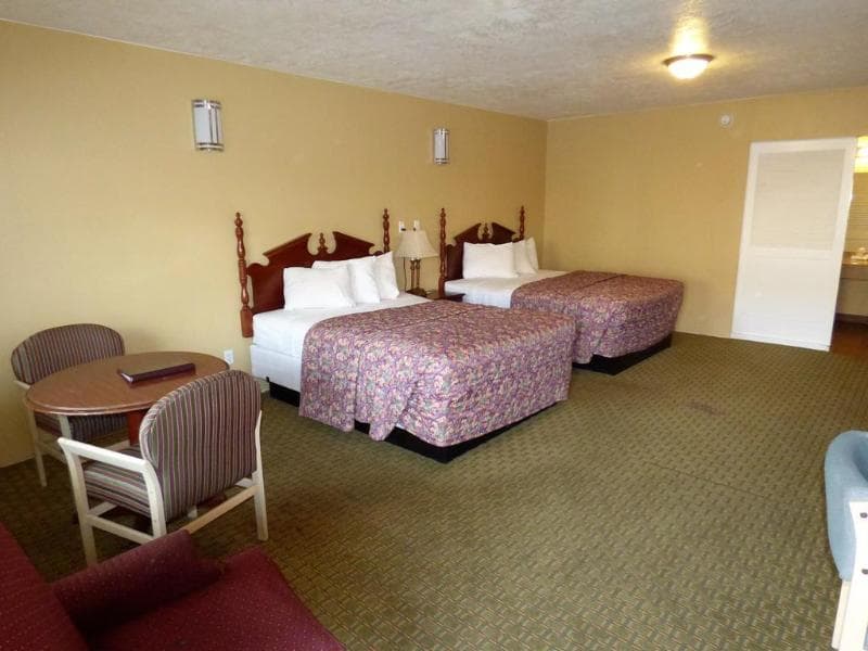 Economy Inn & Suites 2