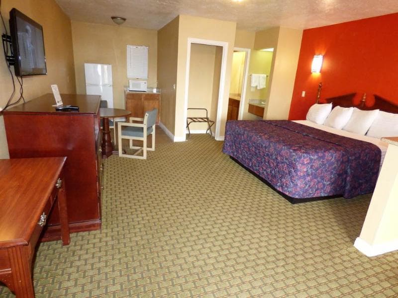 Economy Inn & Suites 3