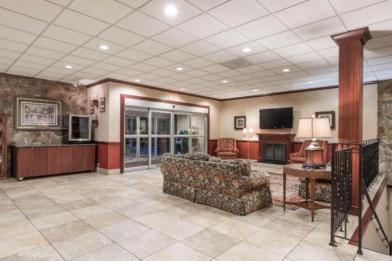 Ramada By Wyndham State College Hotel & Conference Center 2