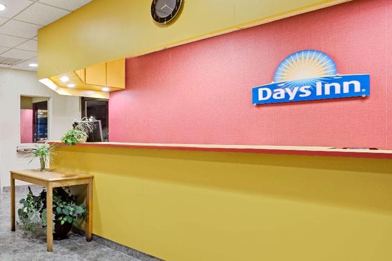 Days Inn by Wyndham Bradenton - Near the Gulf 5