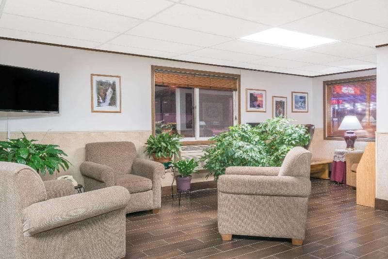 Super 8 By Wyndham Superior 5