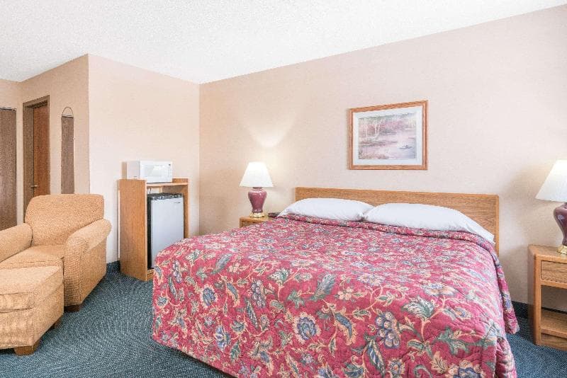 Super 8 By Wyndham Superior 4