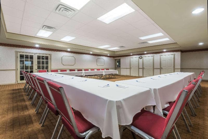 Howard Johnson by Wyndham Springfield photo 1