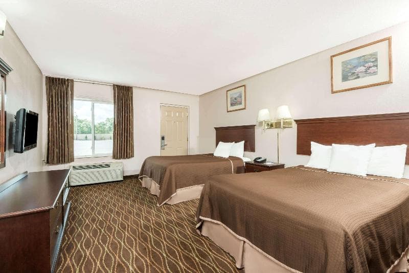 Howard Johnson by Wyndham Springfield 4