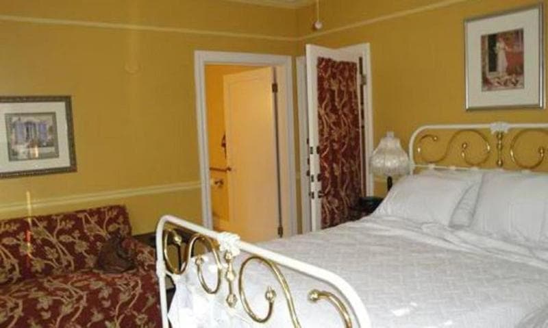 Cinnamon Bear Creekside Inn main
