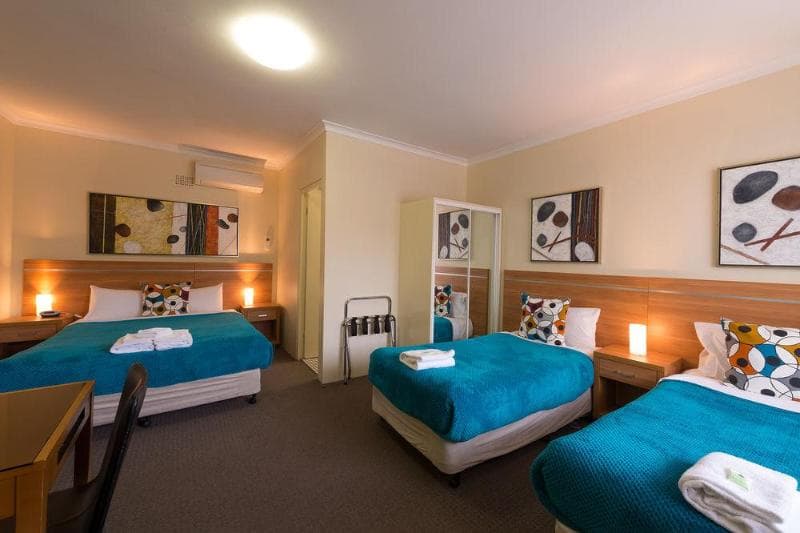 3 Sisters Motel 5