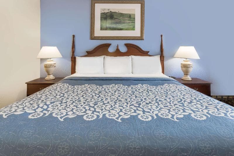 Days Inn by Wyndham Plymouth 5