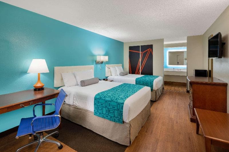 Howard Johnson by Wyndham Savannah 4