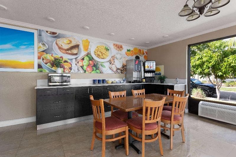 Days Inn By Wyndham St. Petersburg Central 4
