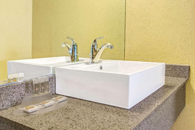 Days Inn By Wyndham St. Petersburg Central 5