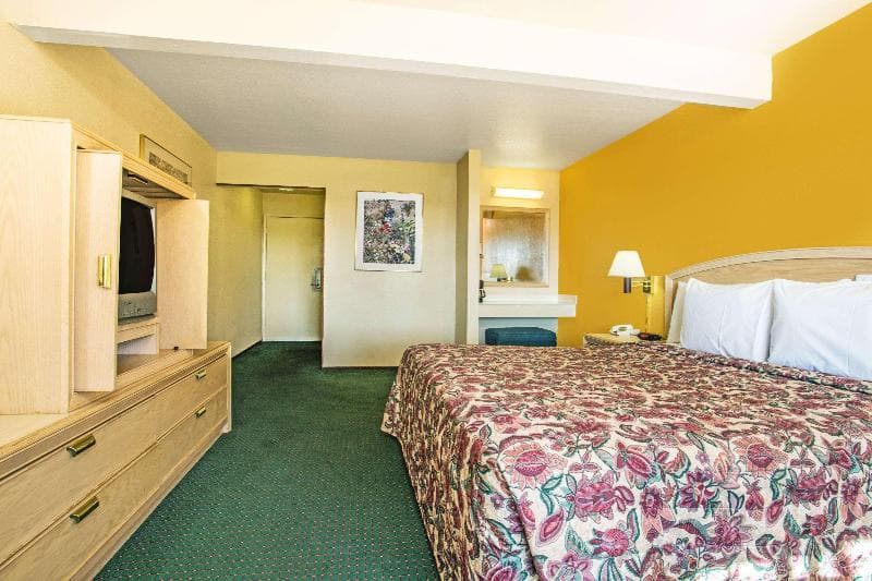 Travelodge by Wyndham Turlock 4