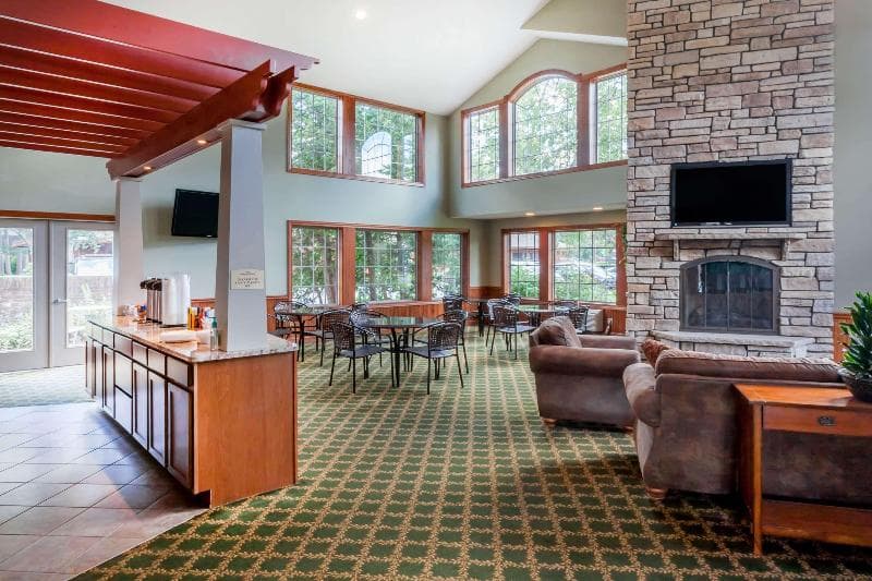 Howard Johnson by Wyndham Traverse City 3