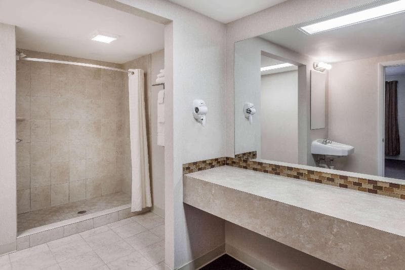 Howard Johnson by Wyndham Traverse City photo 1