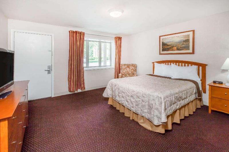 Howard Johnson by Wyndham Traverse City 2