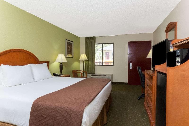 Howard Johnson By Wyndham Tallahassee 2