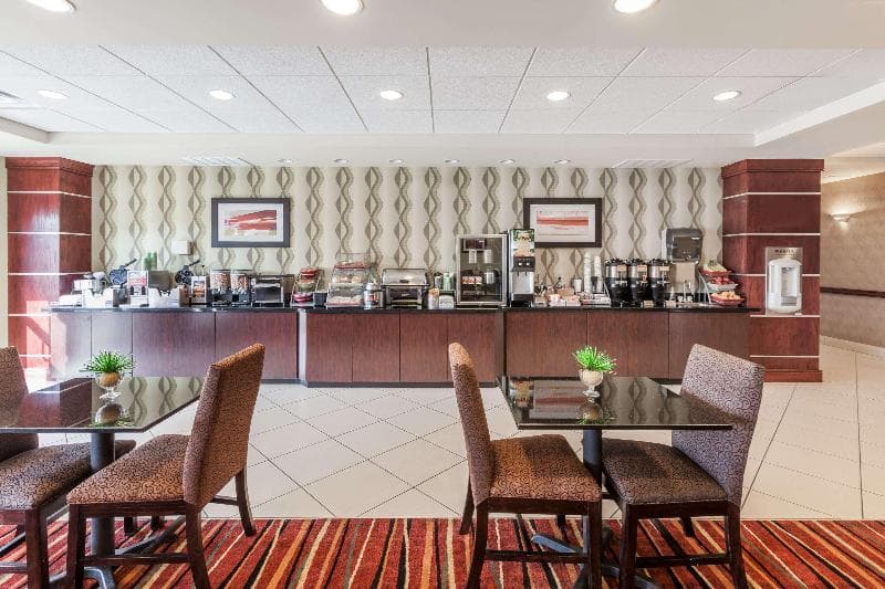 La Quinta Inn & Suites by Wyndham Tulsa Midtown 5