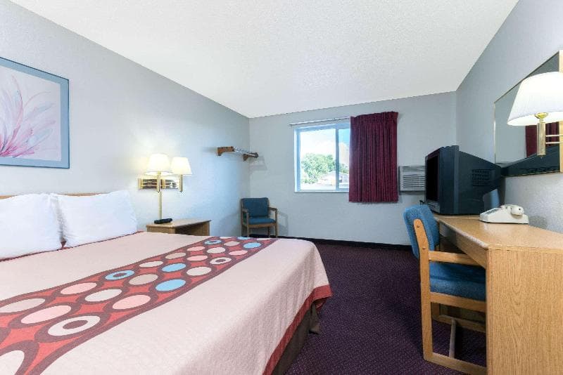 Super 8 By Wyndham Raton photo 1