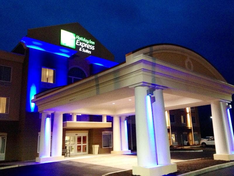 Holiday Inn Express & Suites Utica 3