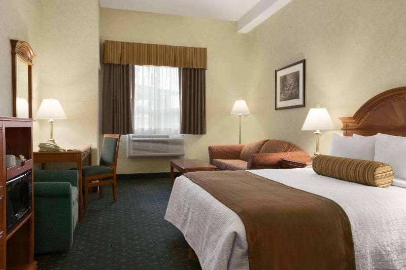 Travelodge By Wyndham Strathmore 2