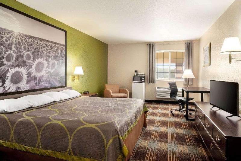 Super 8 by Wyndham Holton photo 1