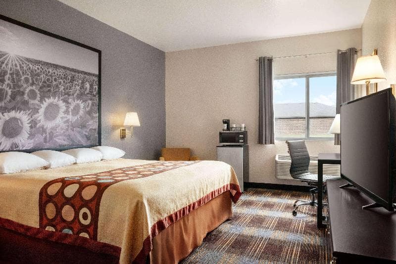 Super 8 by Wyndham Holton 3