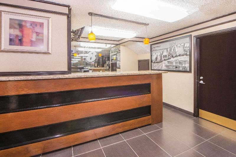 Super 8 by Wyndham Tulsa/Airport/State Fairgrounds 3