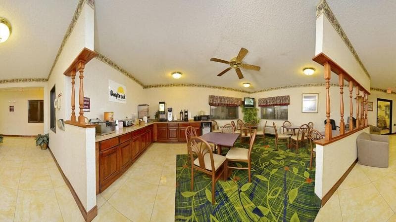Days Inn by Wyndham Topeka 2