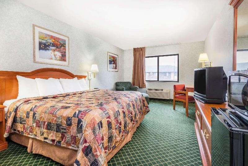 Days Inn by Wyndham Topeka photo 1
