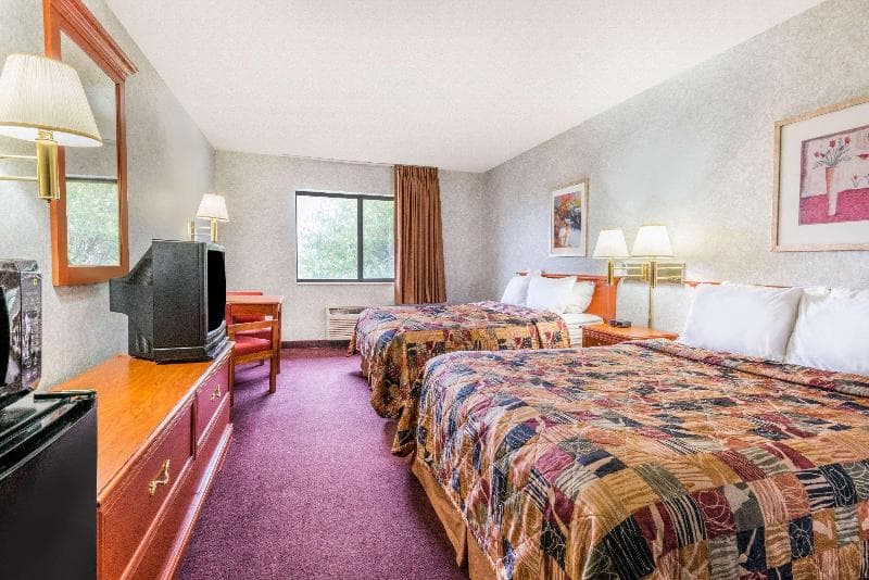 Days Inn by Wyndham Topeka 3