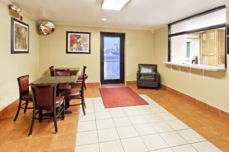 Super 8 by Wyndham Tuscaloosa 3