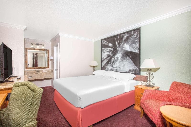 Super 8 By Wyndham Upper Lake 3
