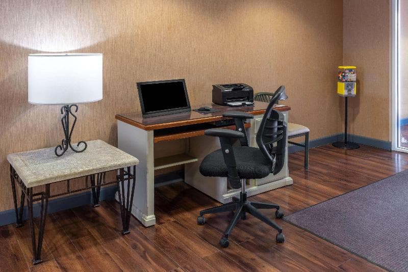 Microtel Inn & Suites By Wyndham Raton 2