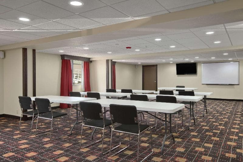 Ramada by Wyndham Tulsa photo 1