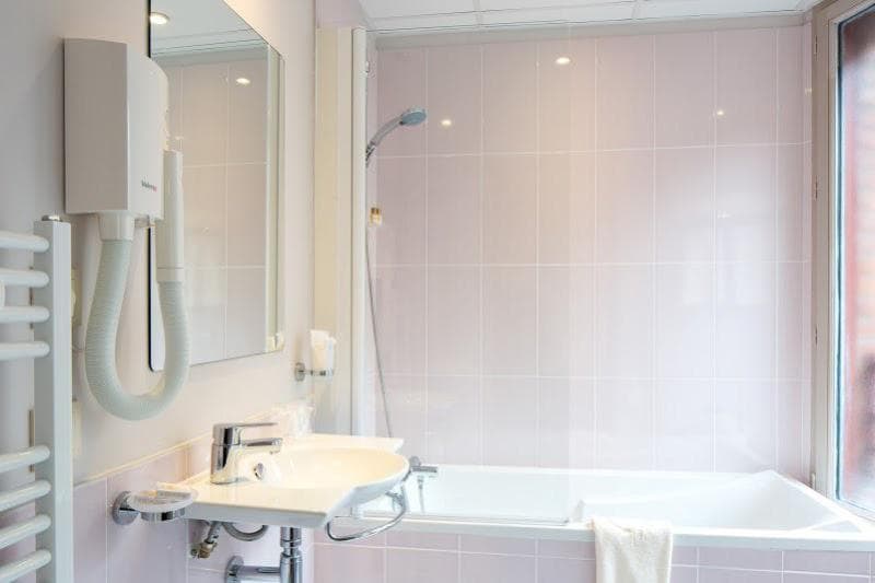 Ours Blanc Place Wilson photo 1