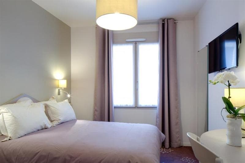 Ours Blanc Place Wilson 4