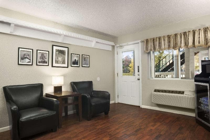 Travelodge by Wyndham Traverse City 5