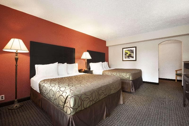 Travelodge by Wyndham Traverse City 2