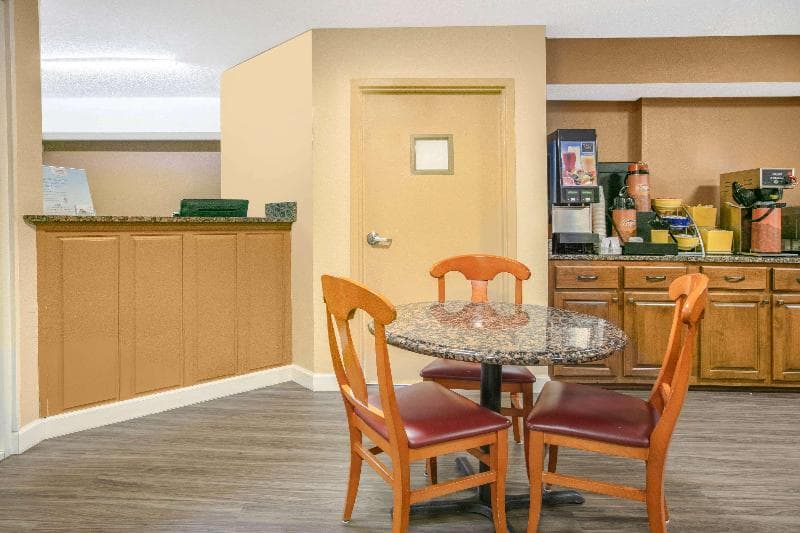 Days Inn by Wyndham Hamilton 5