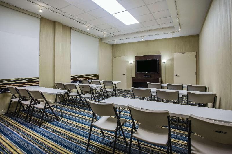 La Quinta Inn & Suites by Wyndham Winchester photo 1