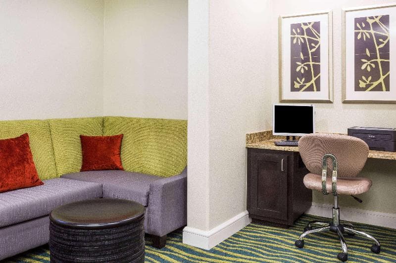 Days Inn By Wyndham Adel I-75 photo 1