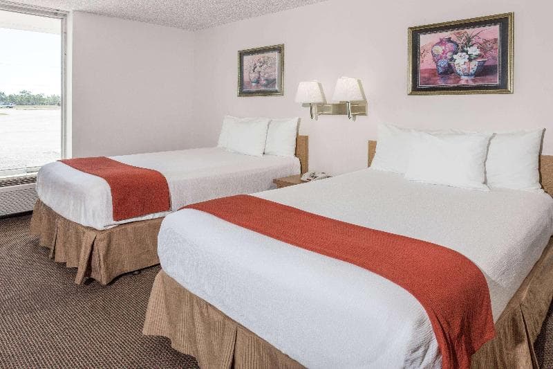 Days Inn By Wyndham Adel I-75 2