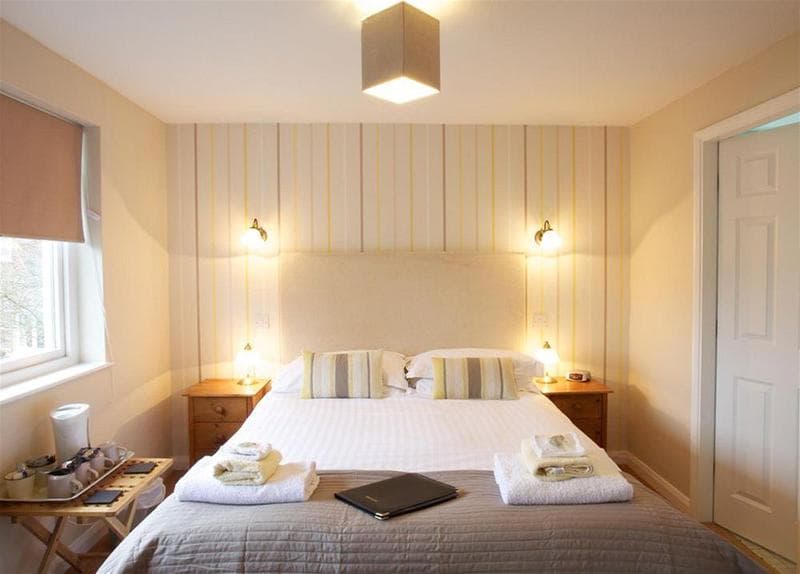 Holly Lodge Guest House 4