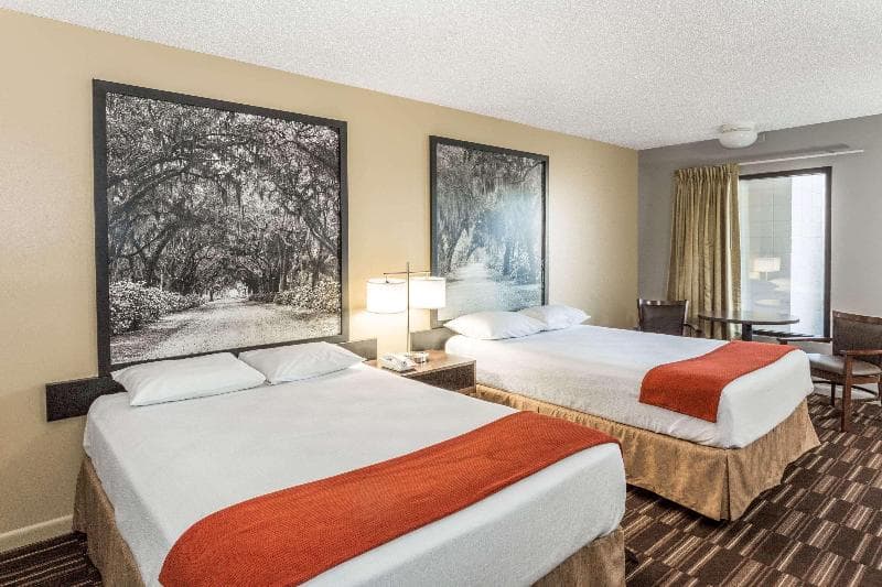 Super 8 by Wyndham Adel photo 1