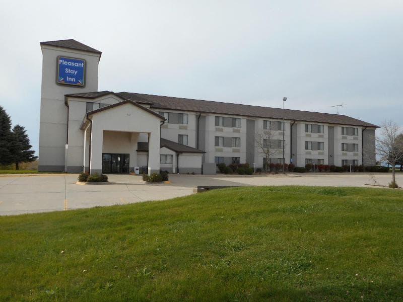 Pleasant Stay Inn & Suites 4