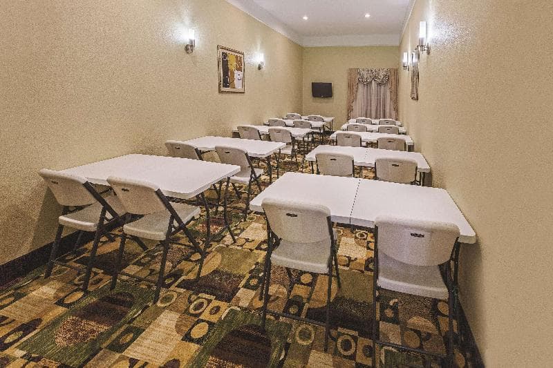 La Quinta Inn & Suites by Wyndham Livingston photo 1