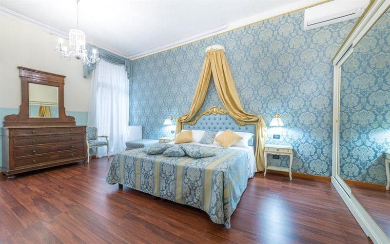 Friendly Venice main
