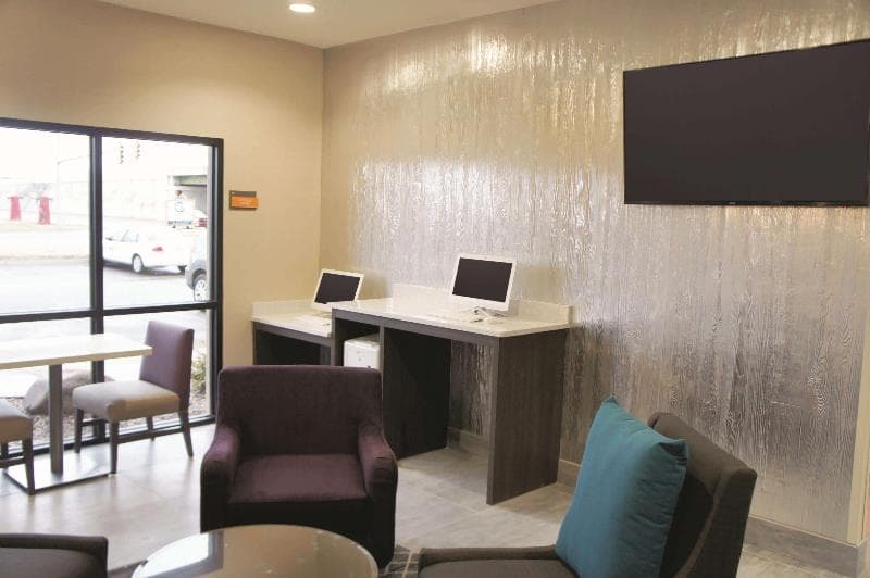 La Quinta Inn & Suites by Wyndham Wichita Airport photo 1
