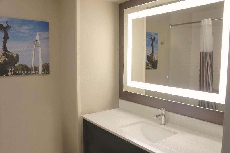 La Quinta Inn & Suites by Wyndham Wichita Airport 5