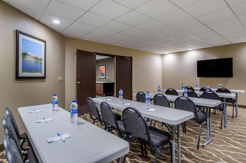 Comfort Inn & Suites 4